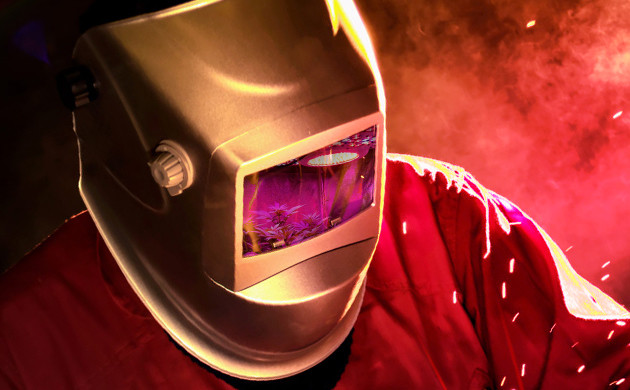 Шлем для работы под фиолетово-синими лампами