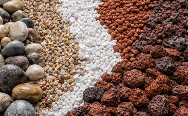 Минеральная vs органическая мульча Неорганическая (минеральная) мульча