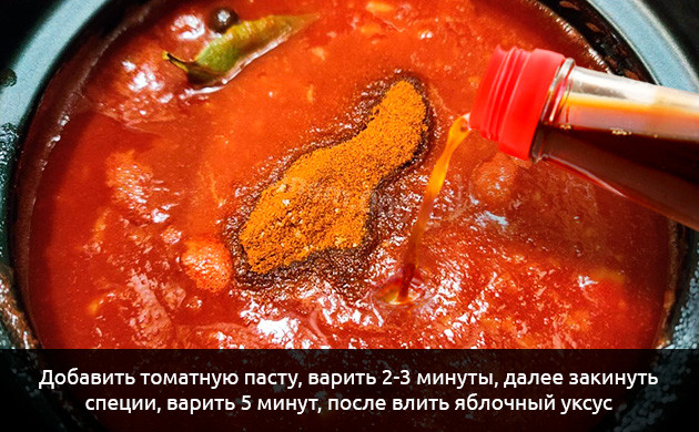 Варка томатной пасты и лука в кастрюле