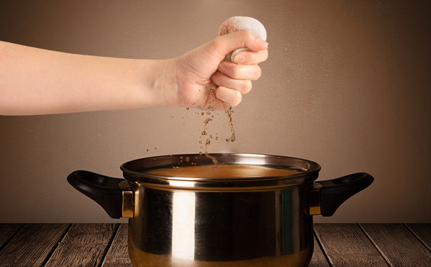 Марлевый мешочек отжимается в мед