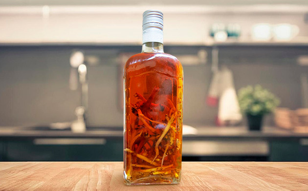 Настойка с корнями каннабиса внутри